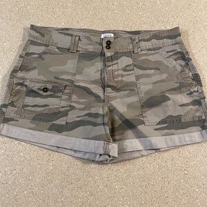 Time & Tru Camo Shorts | Size 14
